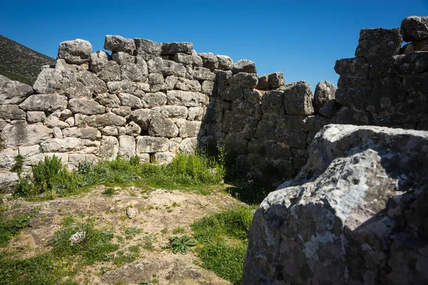 Ruinas de la pirámide de Hellinikon cerca de Kefalari en el Peloponeso en G — Foto de Stock