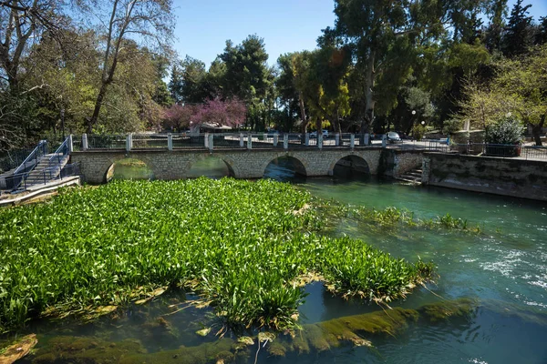 Przepiękna rzeka wody na Riwierze, w pobliżu Kefalary na Peloponezie — Zdjęcie stockowe