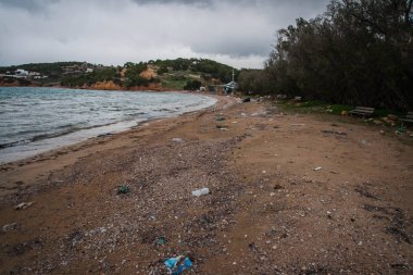 Portoheli tarihinde Yunanistan Peloponnese denizde üzerinde doğal günbatımı