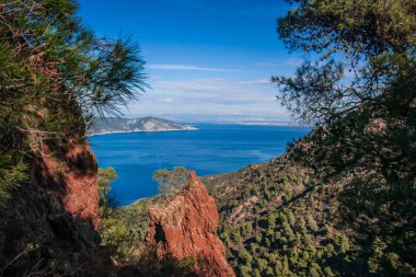 Peloponnese, Greec üzerinde Methana Yarımadası üzerinde güzel deniz manzarası