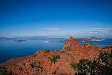 Peloponnese, Greec üzerinde Methana Yarımadası üzerinde güzel deniz manzarası