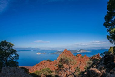 Peloponnese, Greec üzerinde Methana Yarımadası üzerinde güzel deniz manzarası