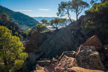 Volkanik Methana Yarımadası üzerinde parçası üzerinde güzel manzara 