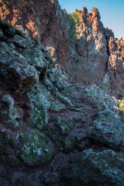 Volkanik Methana Yarımadası üzerinde parçası üzerinde güzel manzara 