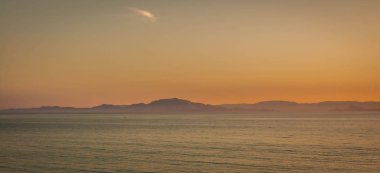 Arcoudi tarihinde Yunanistan Peloponnese denizde üzerinde doğal günbatımı