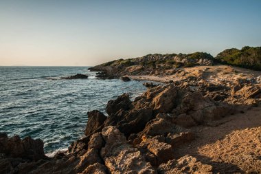 Arcoudi tarihinde Yunanistan Peloponnese denizde üzerinde doğal günbatımı