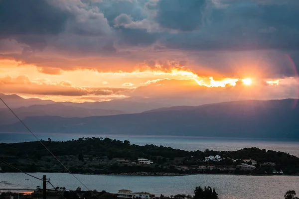 Portoheli tarihinde Yunanistan Peloponnese denizde üzerinde doğal günbatımı — Stok fotoğraf