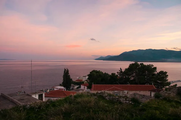 Puesta de sol escénica sobre el mar en Astros en el Peloponeso en Grecia — Foto de Stock