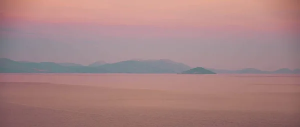 Сценический закат над морем в Астросе на Пелопоннесе в Греции — стоковое фото