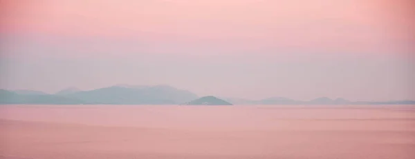 Сценический закат над морем в Астросе на Пелопоннесе в Греции — стоковое фото