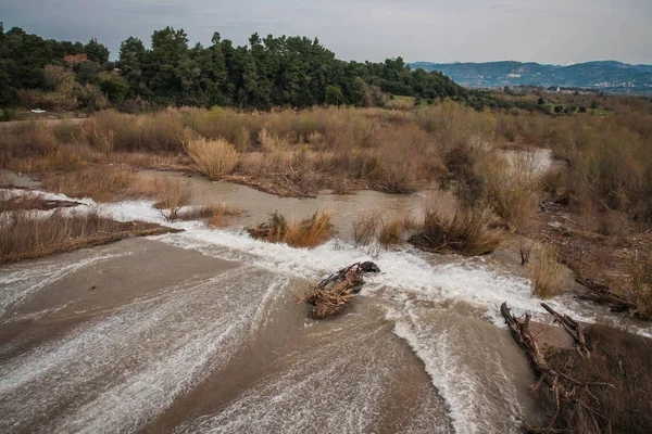 Derrame na barragem perto de Olympia antigo em Peloponnese em Greece — Fotografia de Stock