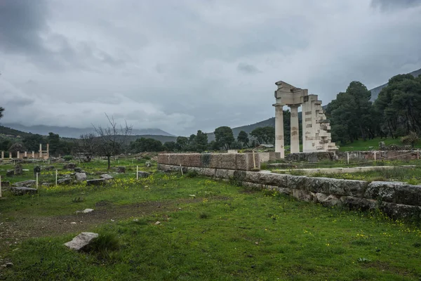 Starověké řecké ruiny u Epidaurus na Peloponésu v Řecku — Stock fotografie