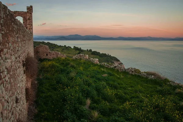 Ruines d'un château médiéval à Astros au coucher du soleil sur les Péloponnes — Photo