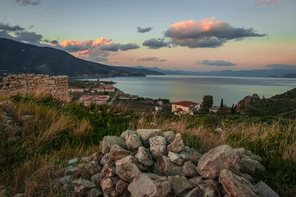 Ruinas de un castillo medieval en Astros al atardecer en el Peloponnes — Foto de Stock