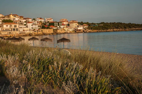 Paysage urbain et marin au coucher du soleil à Arcudi sur le Péloponnèse, Grèce — Photo