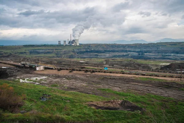 Kouření komíny elektrárny v poli nedaleko silnice na Peloponésu v — Stock fotografie