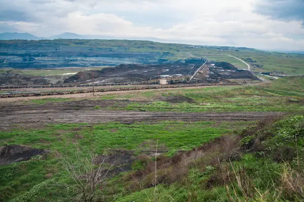 Pole, kde se těží uhlí na Peloponésu v Řecku — Stock fotografie