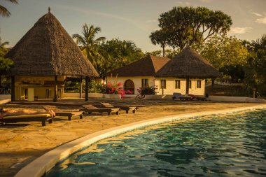 Gölün mavi sularında güzel manzara ve yansıması 