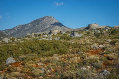 İç mani içinde Kalef kale kalıntıları ile dağ manzara