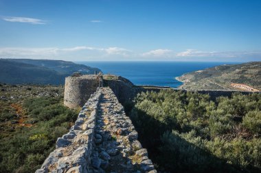 İç mani içinde Kalef kale kalıntıları ile dağ manzara
