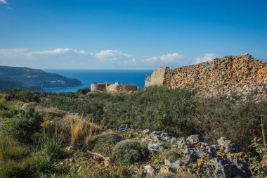 İç mani içinde Kalef kale kalıntıları ile dağ manzara
