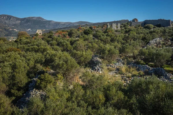 Mountain landscape with ruins of Kalef fortress in inner Mani on — Stock Photo, Image