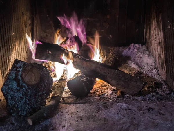 Cheminée traditionnelle en pierre avec bois de chauffage — Photo