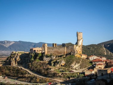 Bur eyaletinde Frias kasabasında harap kale ile Cityscape