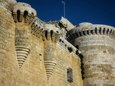 Leon eyaletinde Fuente de Valdepeno 'da harap kale, castil