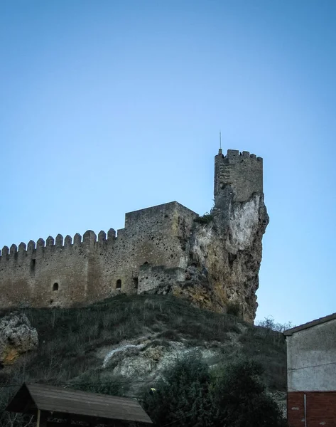 Restos de castelo em ruínas na cidade de Frias, na província de Burgos , — Fotografia de Stock