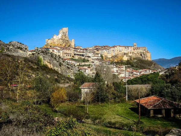 Paisaje urbano con castillo en ruinas en la ciudad de Frias en la provincia de Bur — Foto de Stock