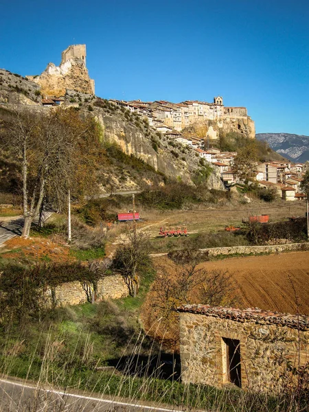 Cityscape com castelo arruinado na cidade de Frias, na província de Bur — Fotografia de Stock
