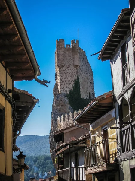 Stadsgezicht met geruïneerd kasteel in stad van Frias in provincie van Bur — Stockfoto