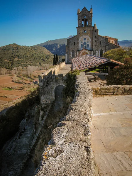 Paesaggio urbano con castello in rovina nel comune di Frias in provincia di Bur — Foto Stock