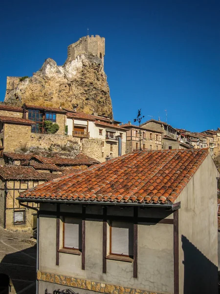 Cityscape with ruined castle in town of Frias in province of Bur — Stock Photo, Image
