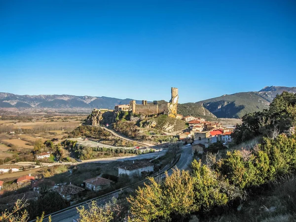 Paysage urbain avec château en ruine dans la ville de Frias dans la province de Bur — Photo
