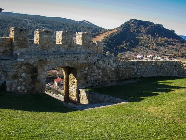 Paesaggio urbano con castello in rovina nel comune di Frias in provincia di Bur — Foto Stock