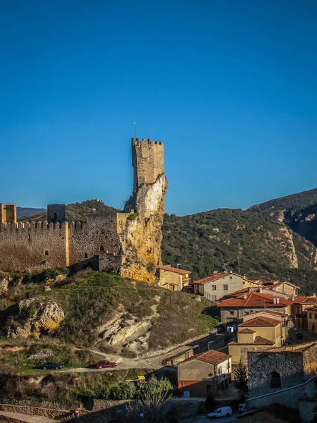 Városkép romos várral a város Frias megyében a Bur — Stock Fotó
