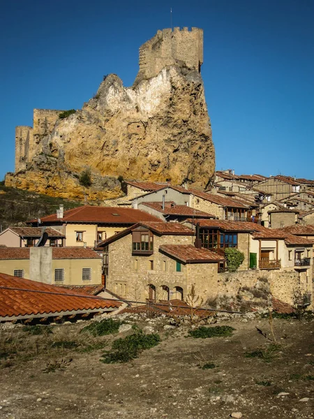 Cityscape with ruined castle in town of Frias in province of Bur — Stock Photo, Image