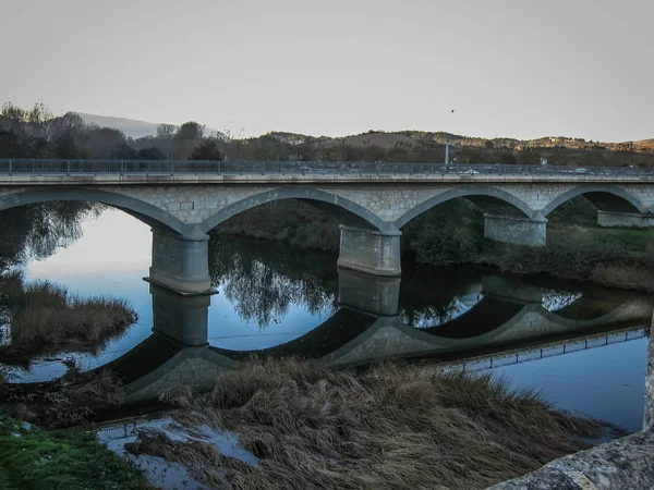 Puente de piedra medieval sobre río cerca de la ciudad de Frias en provincia — Foto de Stock