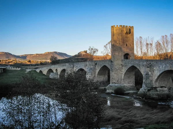 Ponte de pedra medieval sobre o rio perto da cidade de Frias na província — Fotografia de Stock