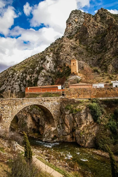 Ponte medievale in pietra sul fiume vicino alla città di Arnedillo in provvidenza — Foto Stock