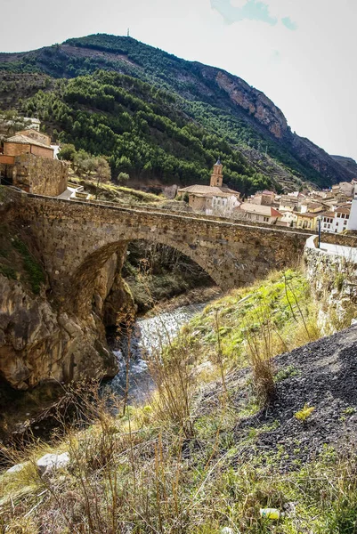 Ponte medievale in pietra sul fiume vicino alla città di Arnedillo in provvidenza — Foto Stock