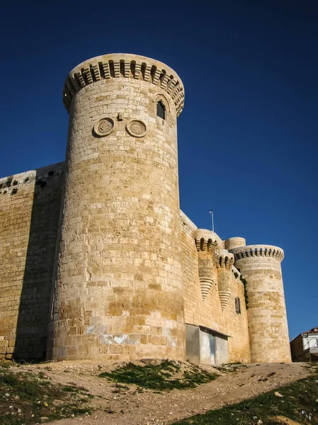 Zničený hrad v Fuente de Valdepeno v provincii Leon, Castil — Stock fotografie