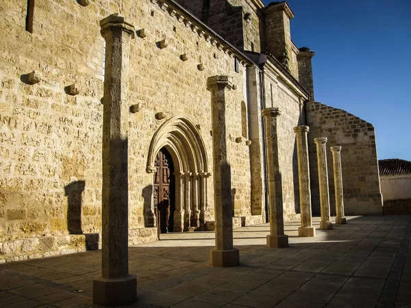 Ruined castle at Fuente de Valdepeno in province of Leon, Castil — Stock Photo, Image