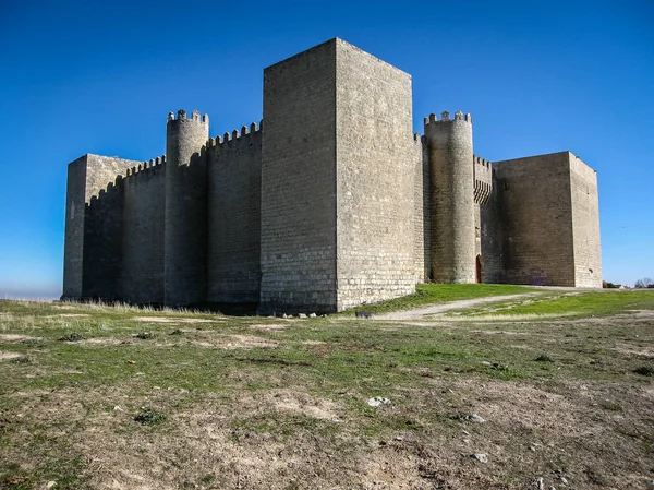 Castelo arruinado em Montealegro na província de Leon em Castilla y L — Fotografia de Stock