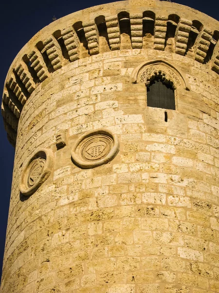 Geruïneerd kasteel in Fuente de Valdepeno in de provincie Leon, Castil — Stockfoto