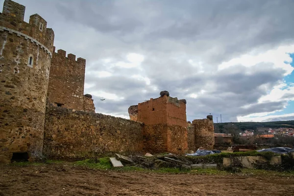 Ερειπωμένο κάστρο της Pimentel Alija στην επαρχία Λεόν, Καστίλλη y — Φωτογραφία Αρχείου