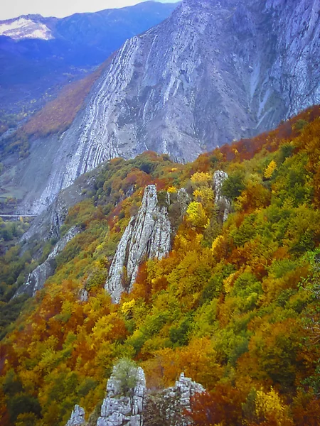 Leon eyaletinde güzel sonbahar dağ manzara, Castill