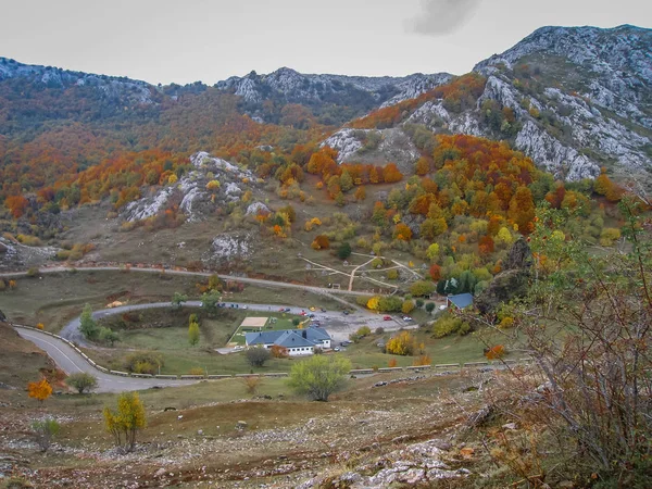 Leon eyaletinde güzel sonbahar dağ manzara, Castill — Stok fotoğraf